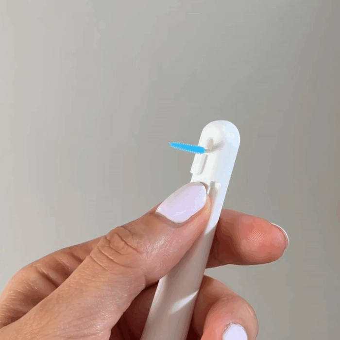 Clicking an interdental tip onto the AeroFloss Pro handle